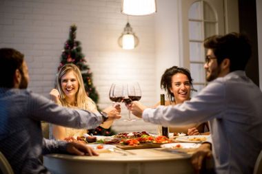 Bir grup genç insan yeni yıl kutlama