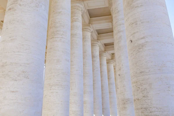 Kolonáda v piazza san pietro — Stock fotografie