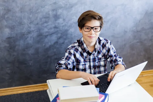 Tizenéves fiú dolgozik Laptop otthon — Stock Fotó