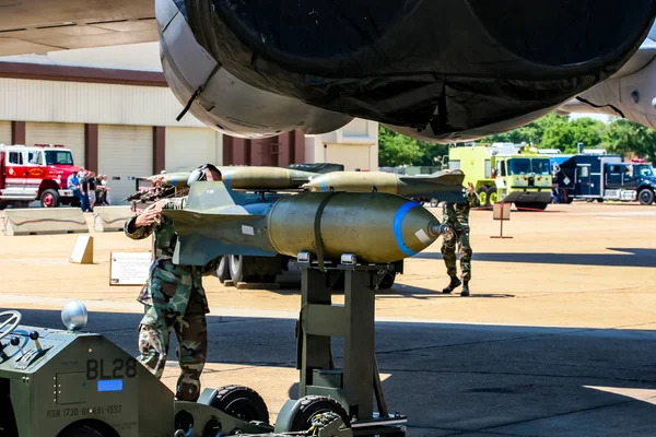 Loading bombs on B-52 bomber — Stock Photo, Image