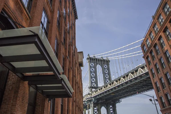 Цегляні стіни будівель і Manhattan Bridge в Брукліні — стокове фото