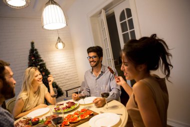 Bir grup genç insan yeni yıl kutlama