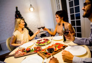 Bir grup genç insan yeni yıl kutlama