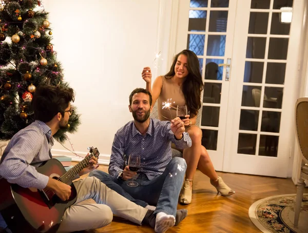 Jóvenes celebrando Navidad y Año Nuevo en abeto en h —  Fotos de Stock