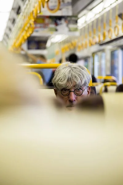 Personas en tren japonés — Foto de Stock