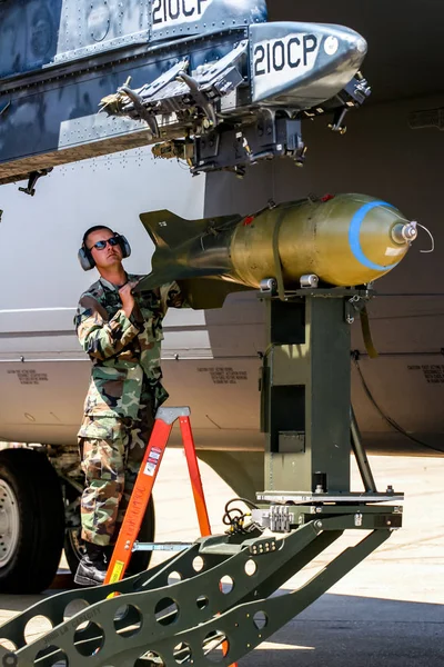 Ładowanie bomby na bombowiec b-52 — Zdjęcie stockowe