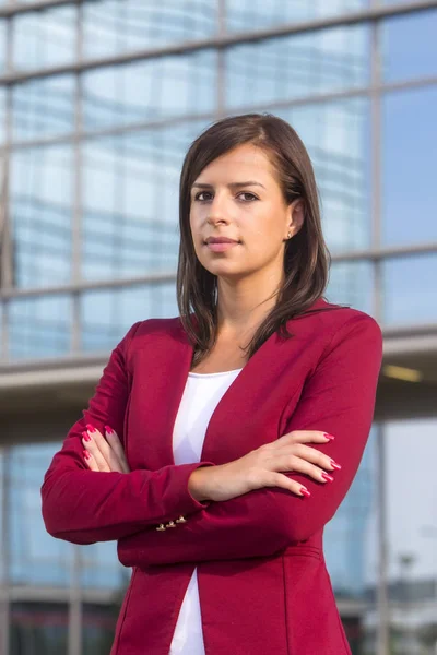 Porträtt av ung affärskvinna framför kontorsbyggnad — Stockfoto