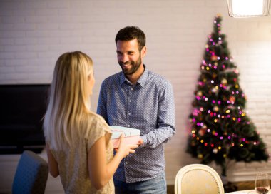 Şu anda Noel zamanı ile genç Çift