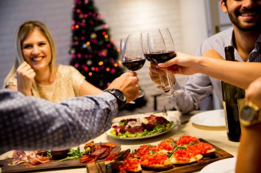 Bir grup genç insan yeni yıl kutlama