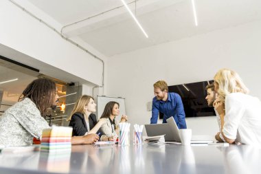 Bir strateji tartışmak ve birlikte çalışan iş adamları