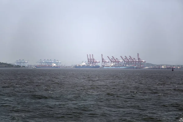 Industrial ships in the waters of Mumbai — Stock Photo, Image