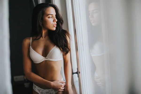 Mujer joven y bonita junto a la ventana —  Fotos de Stock