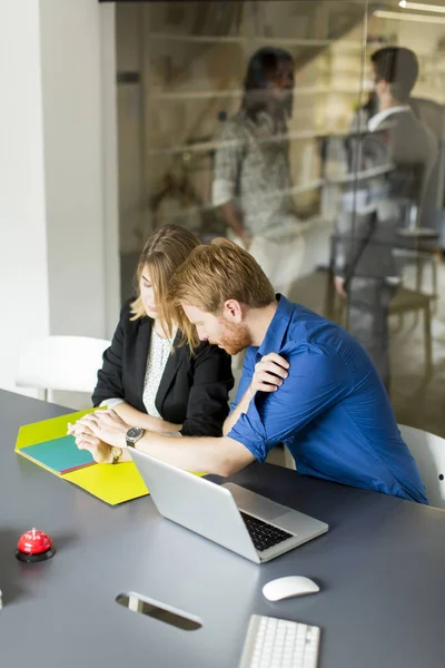 Empresarios discutiendo una estrategia y trabajando juntos —  Fotos de Stock