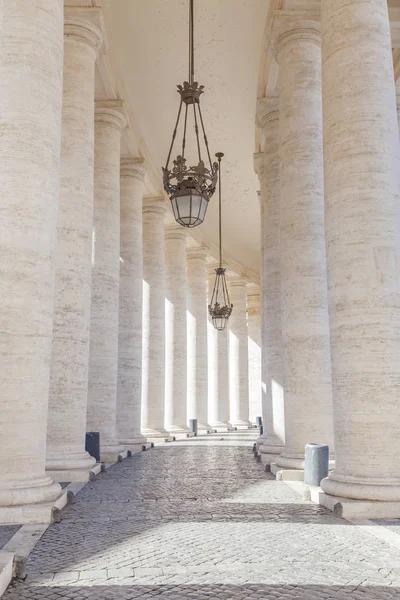 Colonnade en Piazza San Pietro —  Fotos de Stock