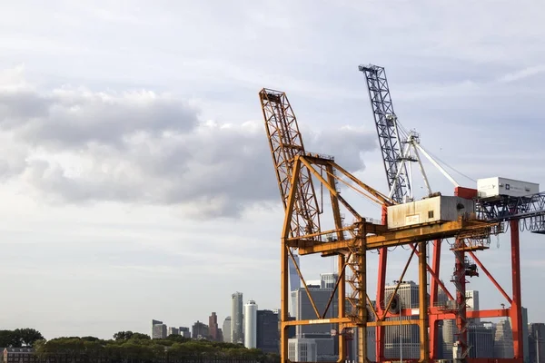 Kırmızı kanca konteyner Terminal New York City — Stok fotoğraf