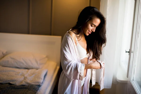 Молодая женщина в спальне — стоковое фото