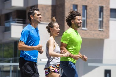 İki genç erkek ve kadın kentsel çevre içinde çalışan