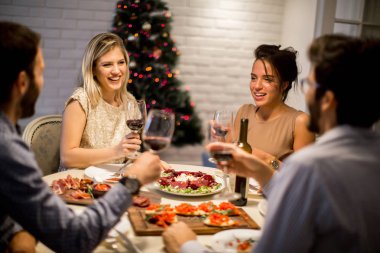 Noel ve yeni yıl arifesinde kutlayan arkadaşlar