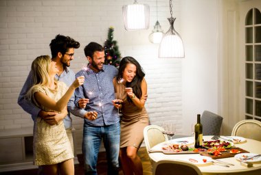 Neşeli kadın ve erkek yeni yıl arifesi parıldıyor ile kutlayan bir