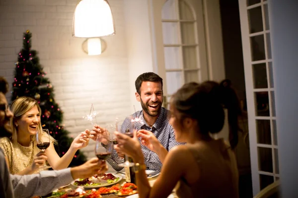 Amigos comemorando o Natal ou véspera de Ano Novo — Fotografia de Stock