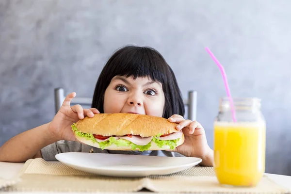 Portret van klein meisje thuis ontbijten — Stockfoto