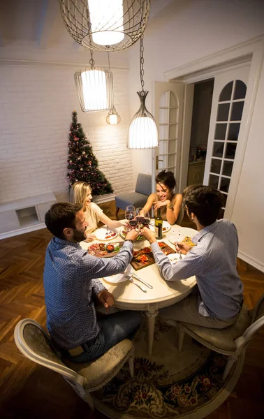 Amigos comemorando o Natal ou véspera de Ano Novo — Fotografia de Stock