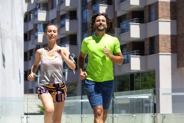 Ungt par jogging för fitness i stadsmiljö på sommaren — Stockfoto