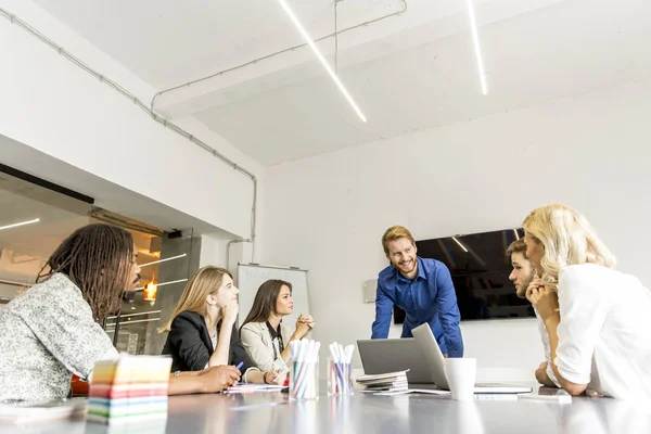 Geschäftsleute diskutieren eine Strategie und arbeiten zusammen — Stockfoto