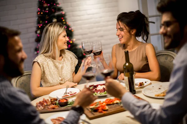 Amis célébrant Noël ou réveillon du Nouvel An — Photo