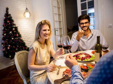 Bir grup genç insan yeni yıl kutlama