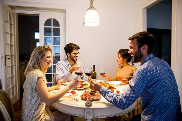 Gruppe junger Leute feiert Neujahr — Stockfoto