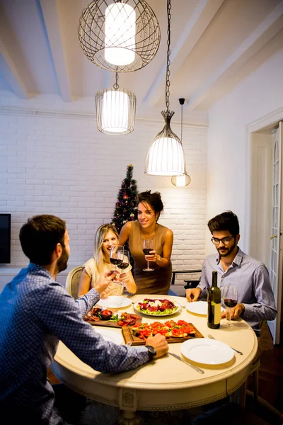 Gruppo di giovani che festeggiano il nuovo anno — Foto Stock