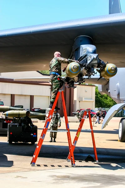 A carregar bombas no bombardeiro B-52 — Fotografia de Stock