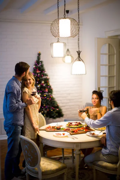 Amigos comemorando o Natal ou véspera de Ano Novo — Fotografia de Stock