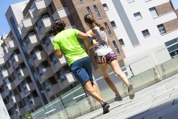 Ungt par jogging för fitness i urban miljö — Stockfoto