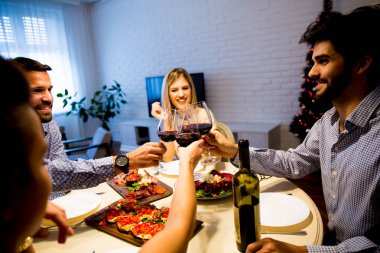 Yeni yıl kutlama ve kırmızı şarap içme gençler