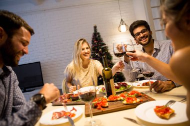 Bir grup genç insan yeni yıl kutlama