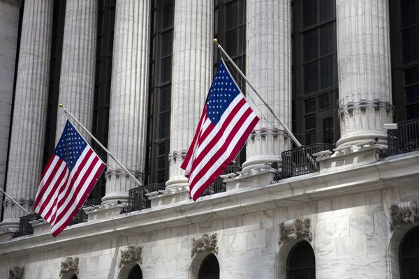 Banderas ondean fuera de la Bolsa de Valores de Nueva York, Nueva York, EE.UU. — Foto de Stock