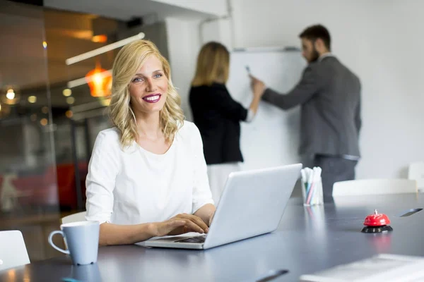 Geschäftsleute diskutieren eine Strategie und arbeiten zusammen — Stockfoto