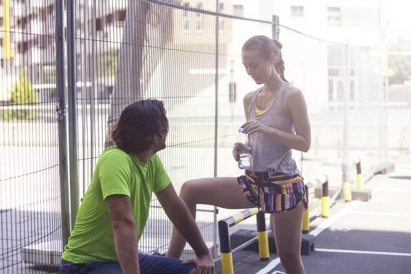 Mulher atraente exercitando com um personal trainer — Fotografia de Stock