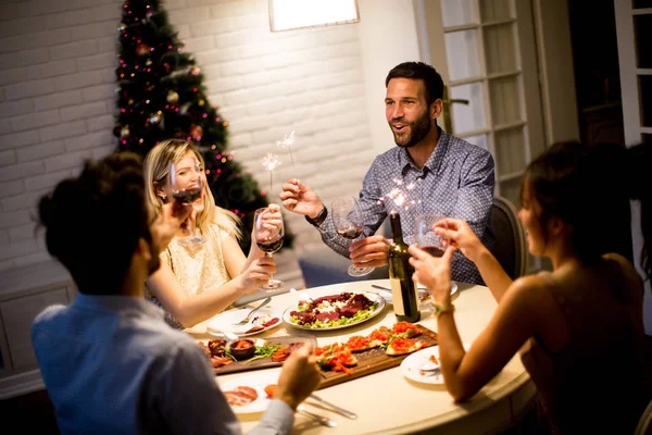 Amigos comemorando o Natal ou véspera de Ano Novo — Fotografia de Stock