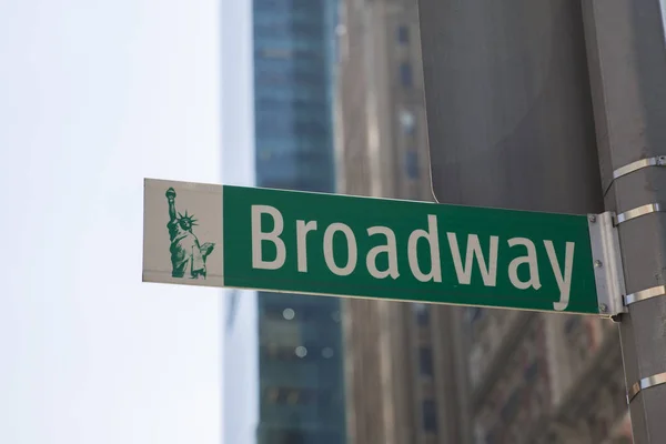 Cartel callejero en Broadway en un día brillante — Foto de Stock