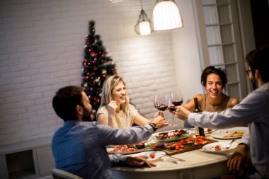 Noel ve yeni yıl arifesinde kutlayan arkadaşlar