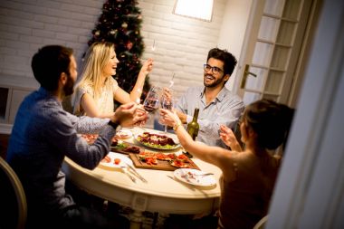 Yeni yıl kutlama ve kırmızı şarap içme gençler