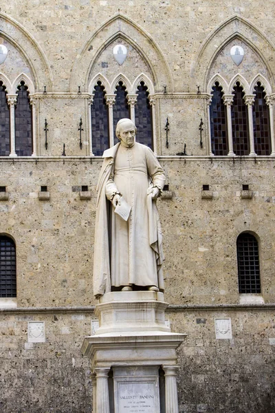 Statue of Sallustio Bandini at Piazza Salimbeni in Siena — Stock Photo, Image