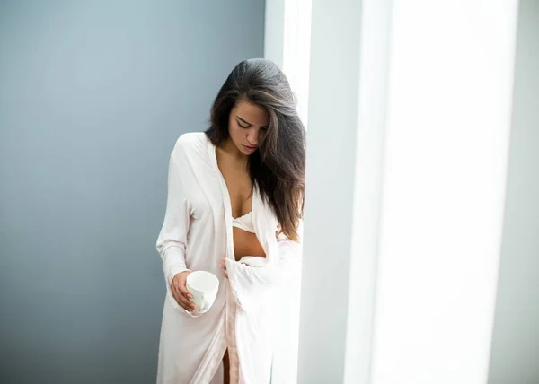 Mulher de lingerie em pé no quarto — Fotografia de Stock