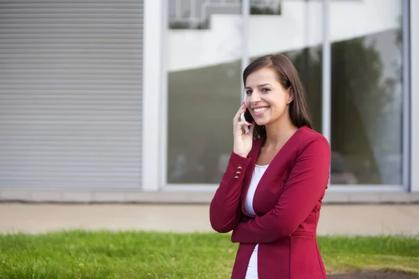 Mujer joven hablando en el teléfono móvil —  Fotos de Stock