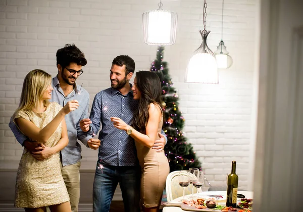 Amigos celebrando o Natal — Fotografia de Stock