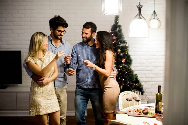 Amigos celebrando o Natal — Fotografia de Stock