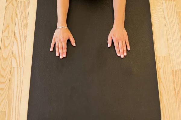 Vrouw doet yoga in studio — Stockfoto